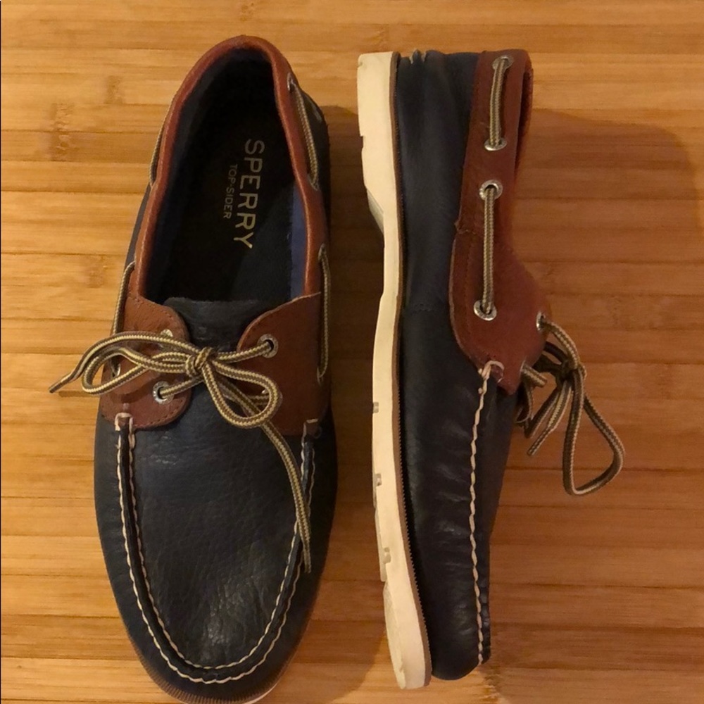 Men’s navy Sperry boat shoes